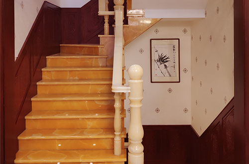 德州中式别墅室内汉白玉石楼梯的定制安装装饰效果